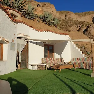 Creatively Designed Cavehouse With Jacuzzi Gorafe